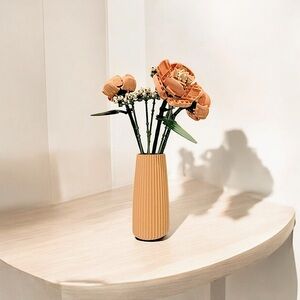 Elegant Ribbed Vase in Soft Pink